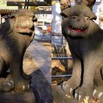 豊受神社の狛犬はしっかりした彫りで歴史を感じさせる