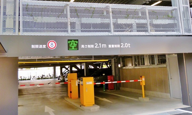 立体駐車場、使用開始　市役所３時間半無料