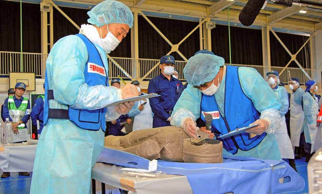 人形を使った遺体取扱訓練 首都直下型で震度７想定