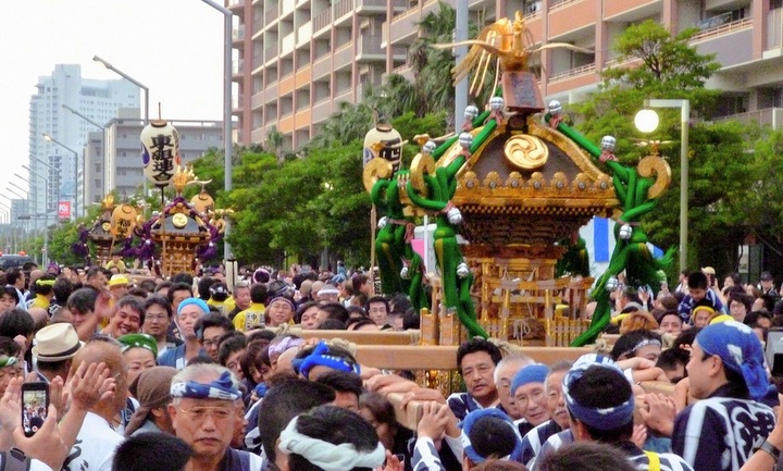浦安の伝統伝える神輿パレード