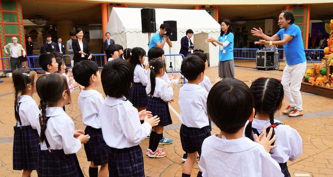 園児がルー大柴さんと“世界手洗いダンス”