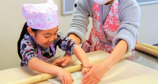 香りと歯ごたえに感動！ 親子で夢中、そば打ち体験