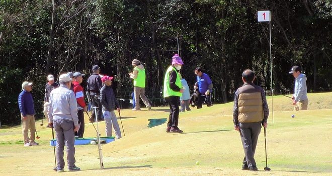 「パークゴルフ体験」 33人が参加して開かれた