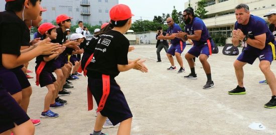 小学生にタグラグビー ＮＺラグビーコーチが指導