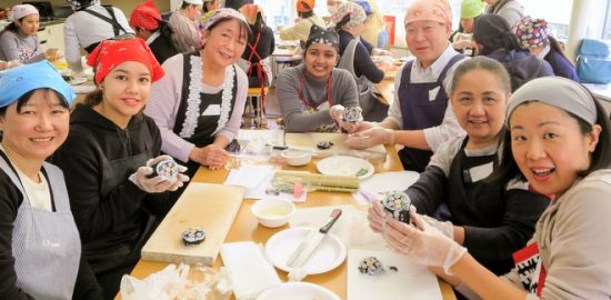 和食作り体験交流会 留学生や高校生ら33人が参加