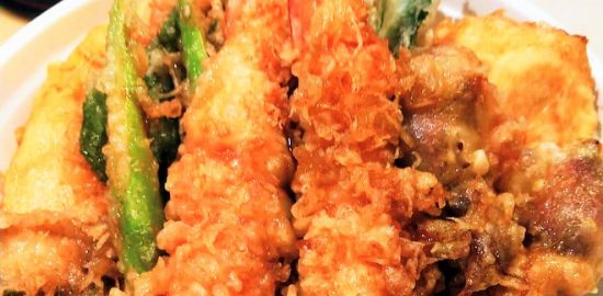 うらじょグルメ(12) カウンターで揚げたてが 味わえる天ぷら専門店　 天悟（てんさと）
