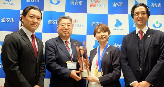 バルドラール浦安女子チーム 市長を訪問しリーグ戦優勝を報告