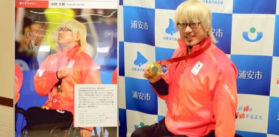 パリパラリンピックで金メダル 車いすラグビー・池崎選手、水泳・鈴木選手を特別表彰