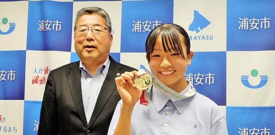 陸上１００ｍで全国１位 岡嶋莉子選手が市長報告