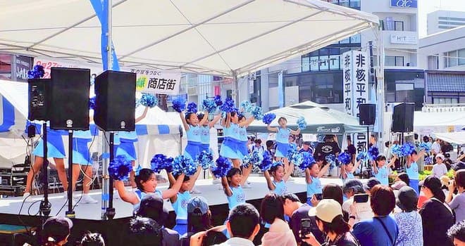 浦安百縁商店街開催 グルメとステージ大賑わい