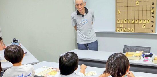 夏休み子ども将棋教室 しっかり学び、強くなろう